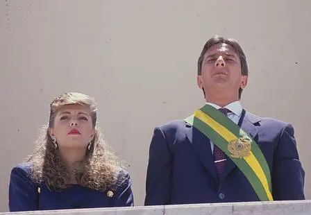 Imagem da posse de Fernando Collor de Mello, usando a faixa presidencial, com a esposa Rosane ao lado.