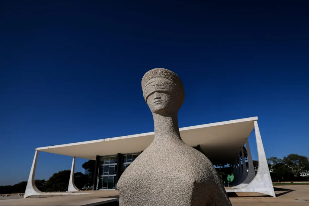 Imagem da área externa do STF. Texto: O que é foro privilegiado?