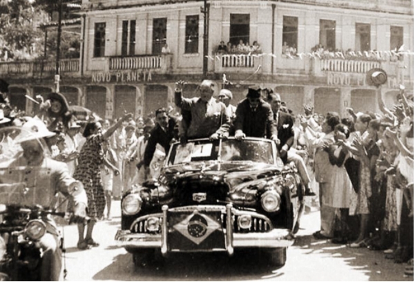 Getúlio Vargas, em passeata em 1954. Foi ele o presidente que decretou a CLT, em 1943. 