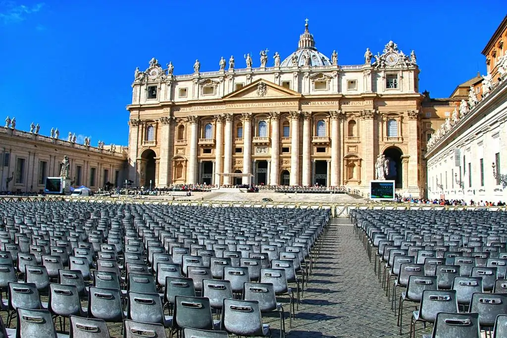 Fotografia da Praça São Pedro, no Vaticano.