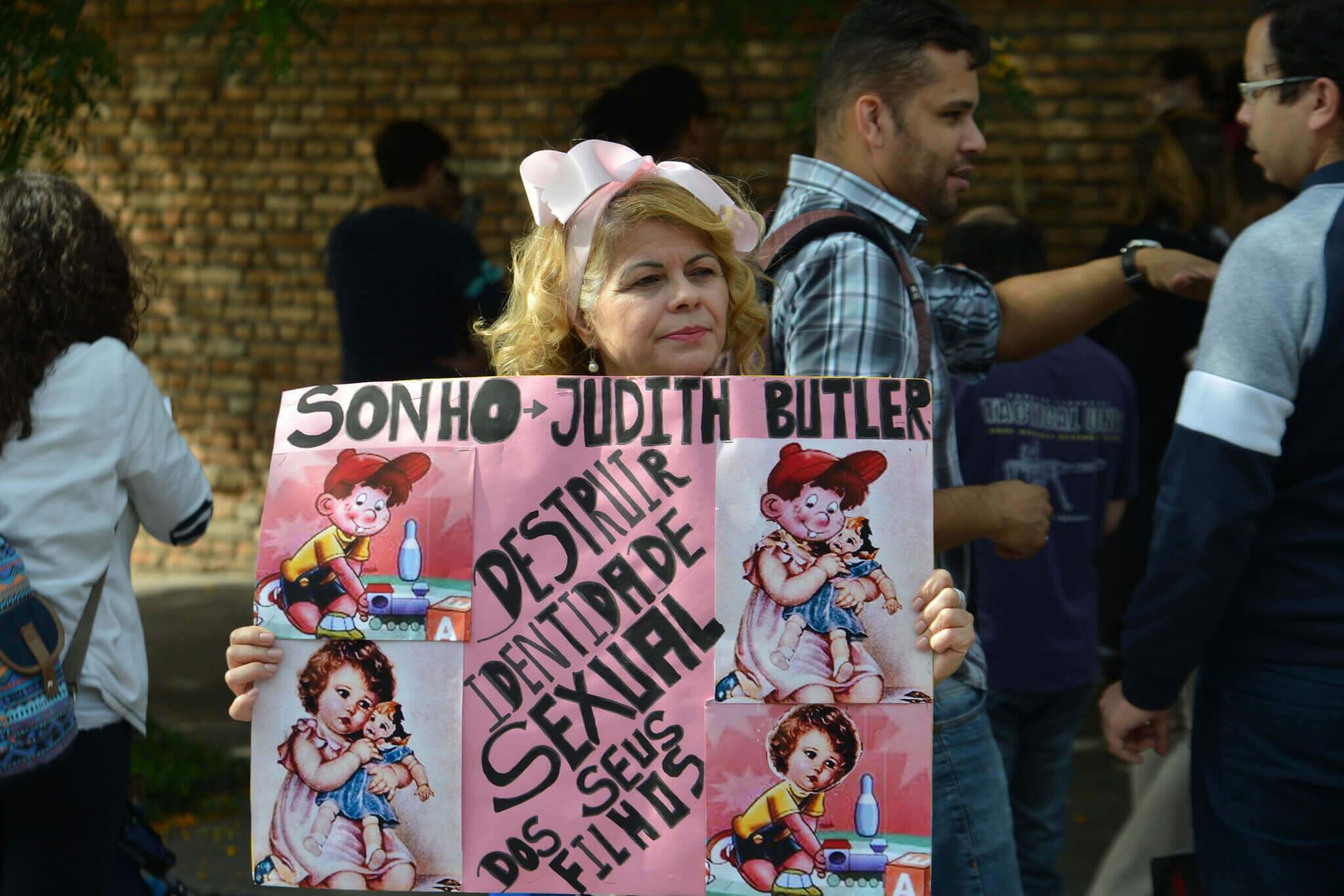 Manifestantes protestam contra e a favor da participação da filósofa Judith Butler (Foto: Rovena Rosa | Agência Brasil).