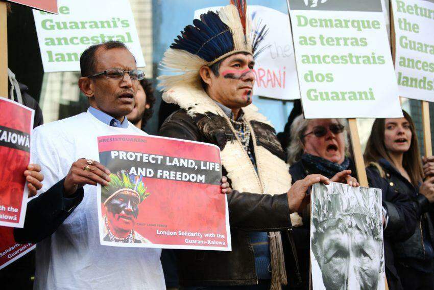 Protesto pelos direitos territoriais dos Guarani e de outras tribos no Brasil. Foto: Survival International