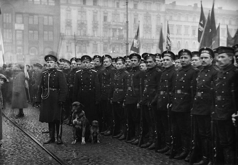 Soldados após a Revolução Russa de Fevereiro de 1917 (Foto: Nestori Jaakkola | Wikimedia).