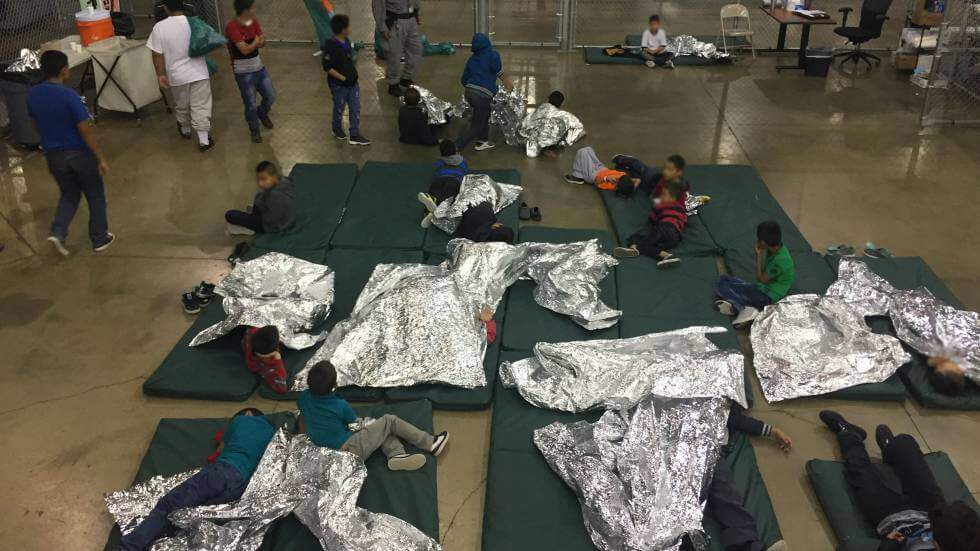 Abrigo de imigrantes menores de idade que foram separados de familiares na fronteira entre EUA e México (Foto: Handout/ U.S. Customs and Border Protection/ AFP).