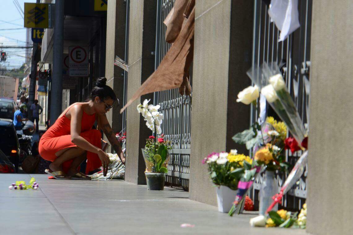 Flores são colocadas em frente à Catedral Metropolitana de Campinas em homenagens as vítimas mortas durante a missa (Foto: Rovena Rosa | Agência Brasil).