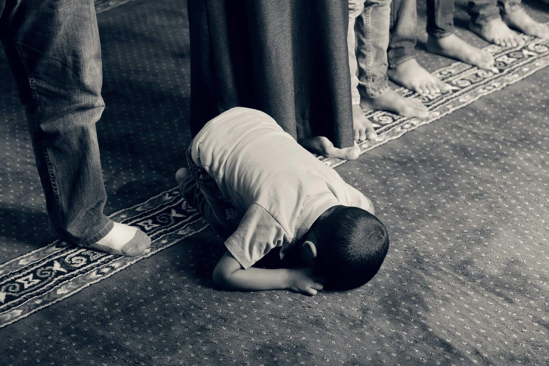 Criança muçulmana em oração (Imagem de Samer Chidiac por Pixabay). 