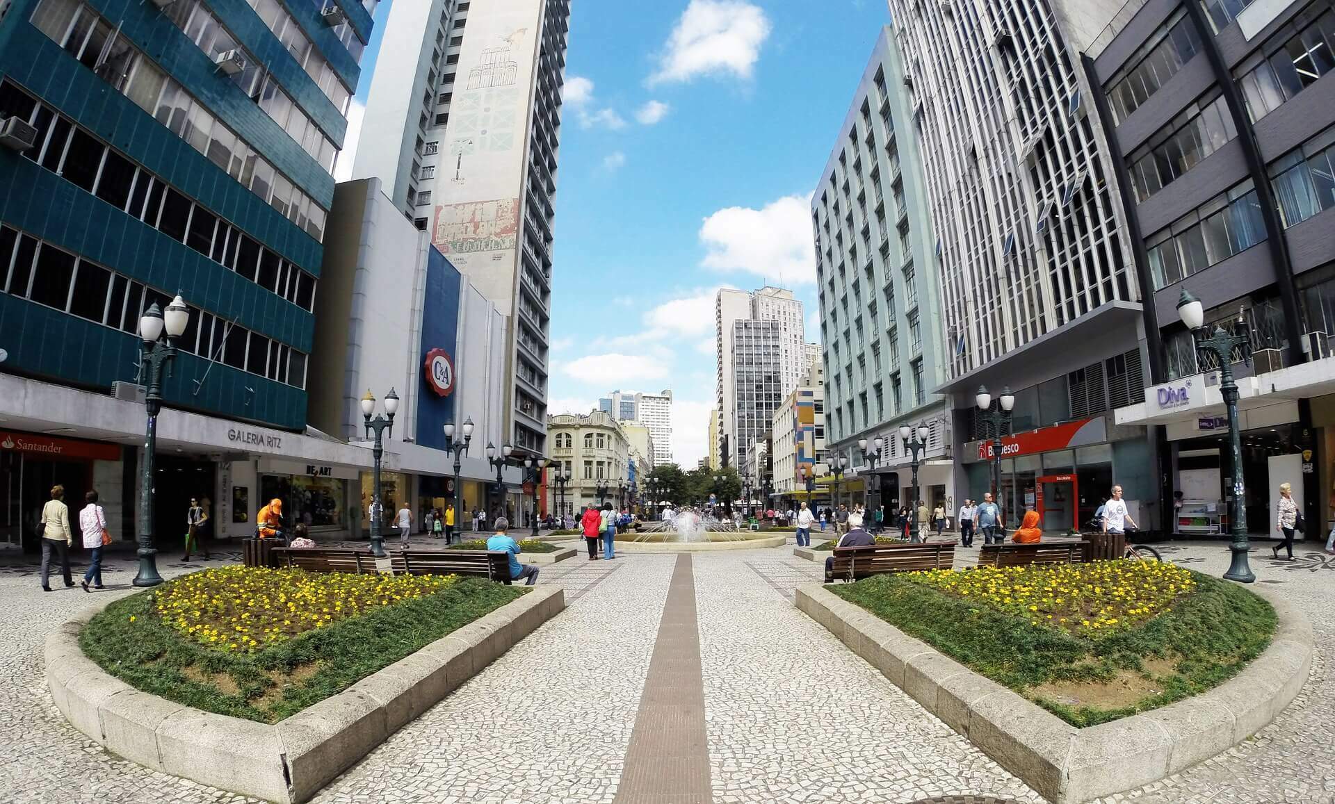 Quais as responsabilidades de um município? Na imagem, ruas e prédios do centro de Curitiba.
