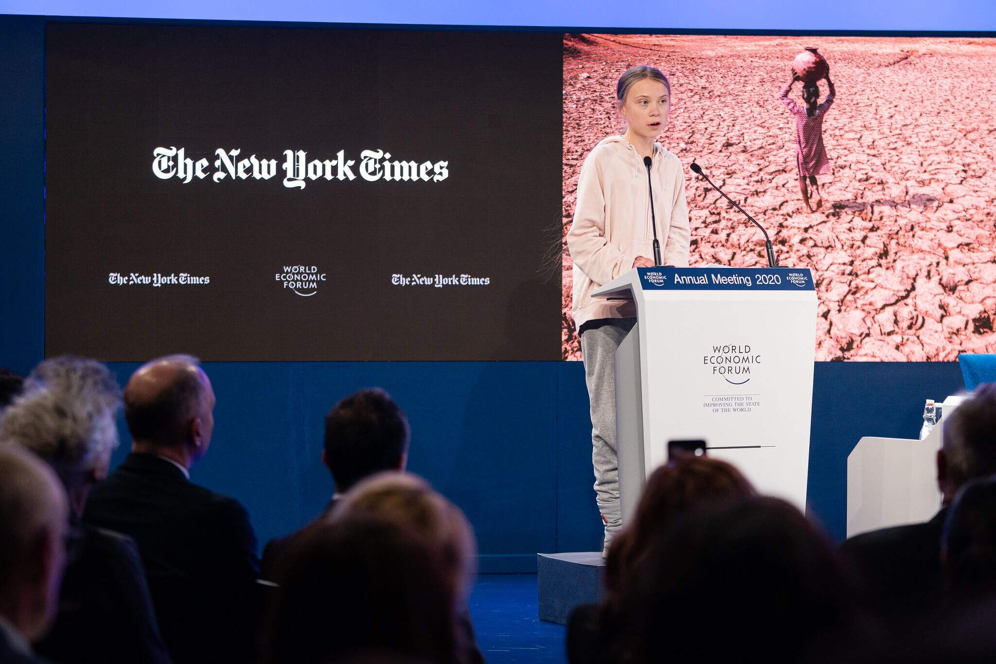 Na imagem, Greta Greta Thunberg discursando em palco na reunião de Davos 2020.