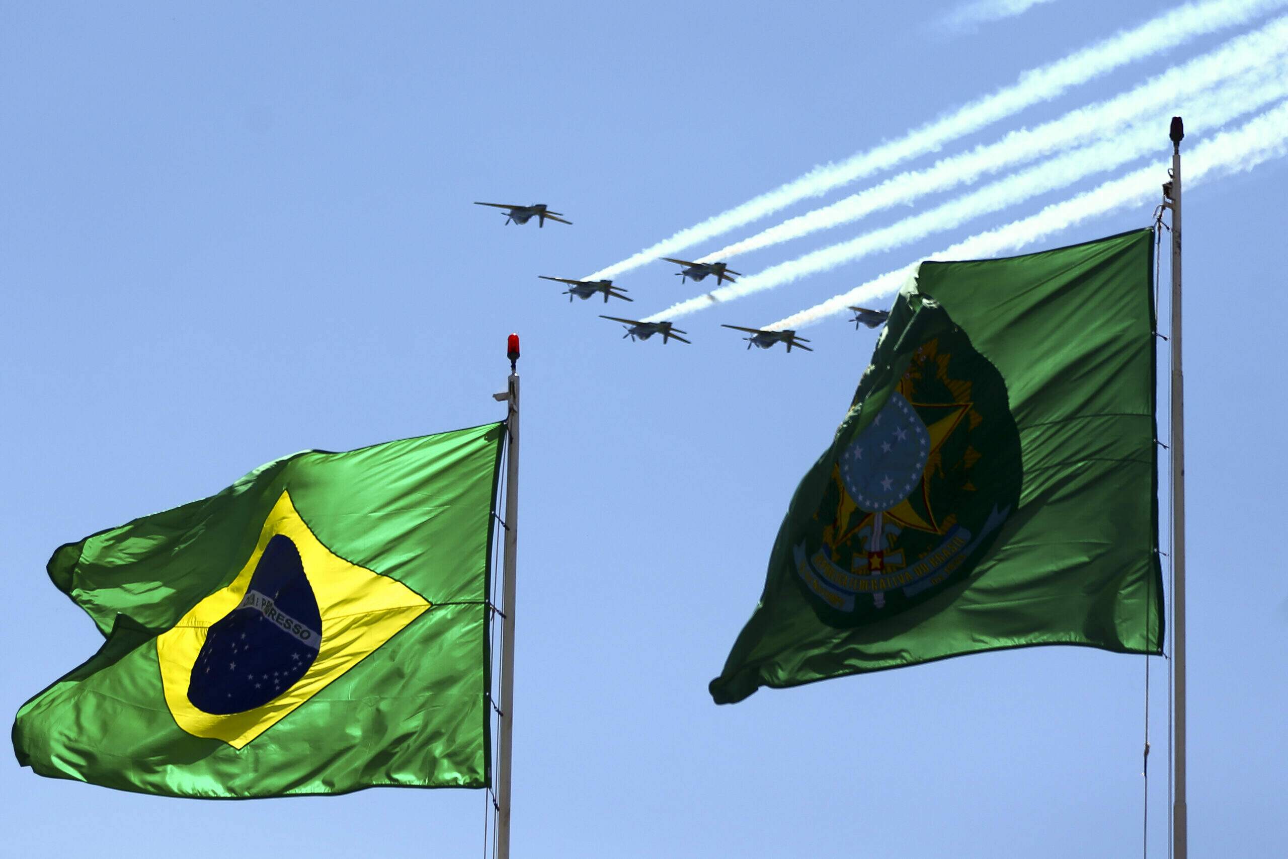 Cerimônia comemorativa do 7 de Setembro, no Palácio da Alvorada. A bandeira do Brasil e a do Brasão Nacional de Armas são hasteadas.
