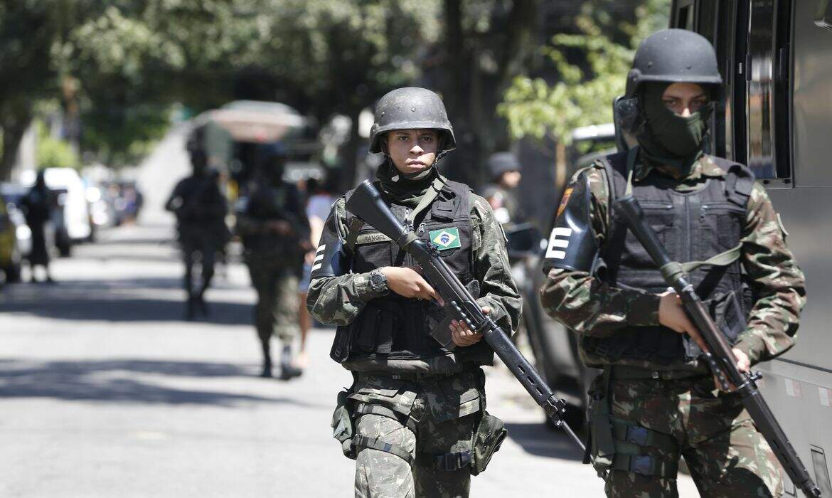 Intervenção federal no Rio de Janeiro. Soldados do exército brasileiro.
