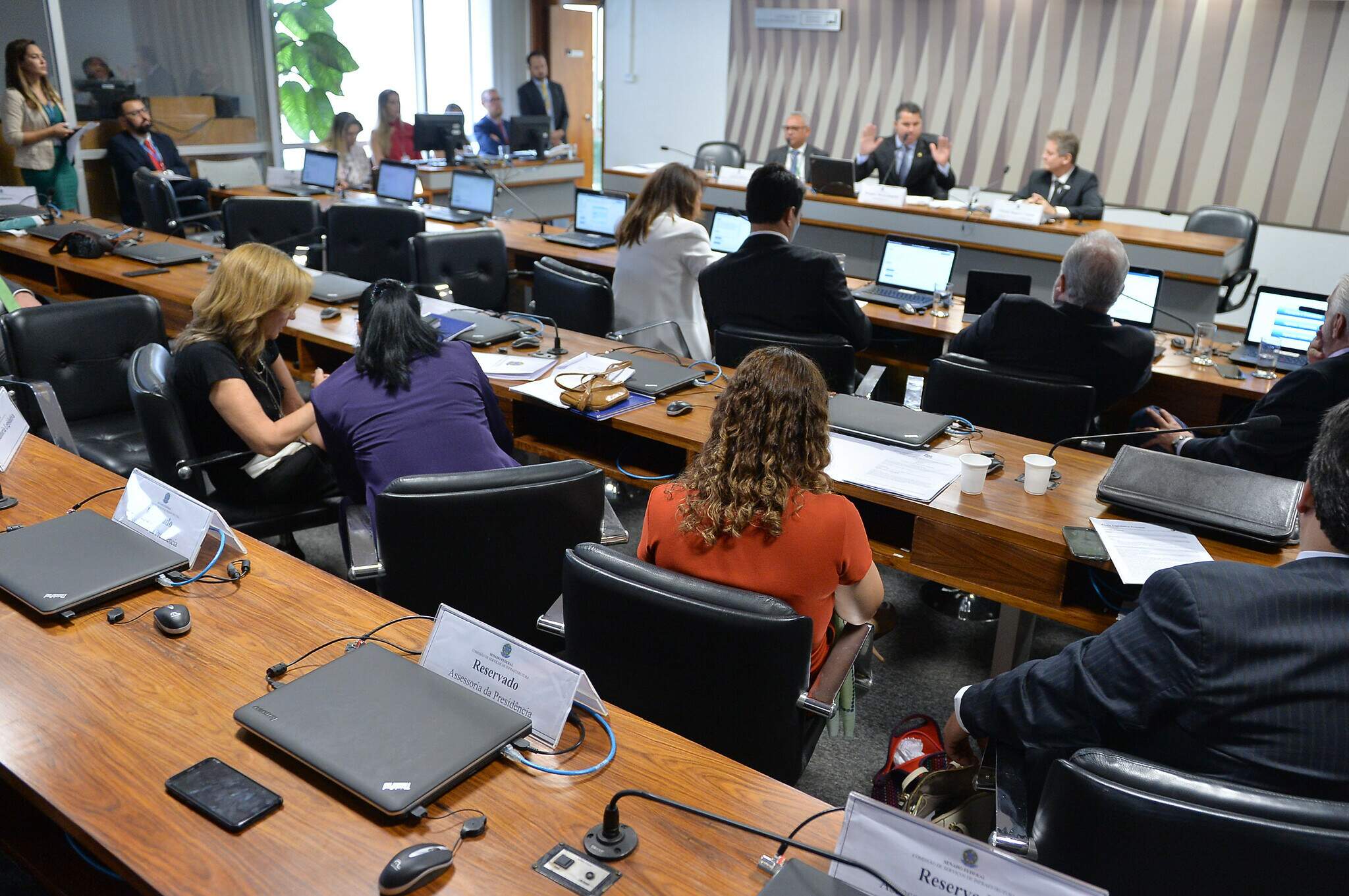 Na imagem, pessoas sentadas durante reunião de comissão parlamentar. Conteúdo 'comissões parlamentares'