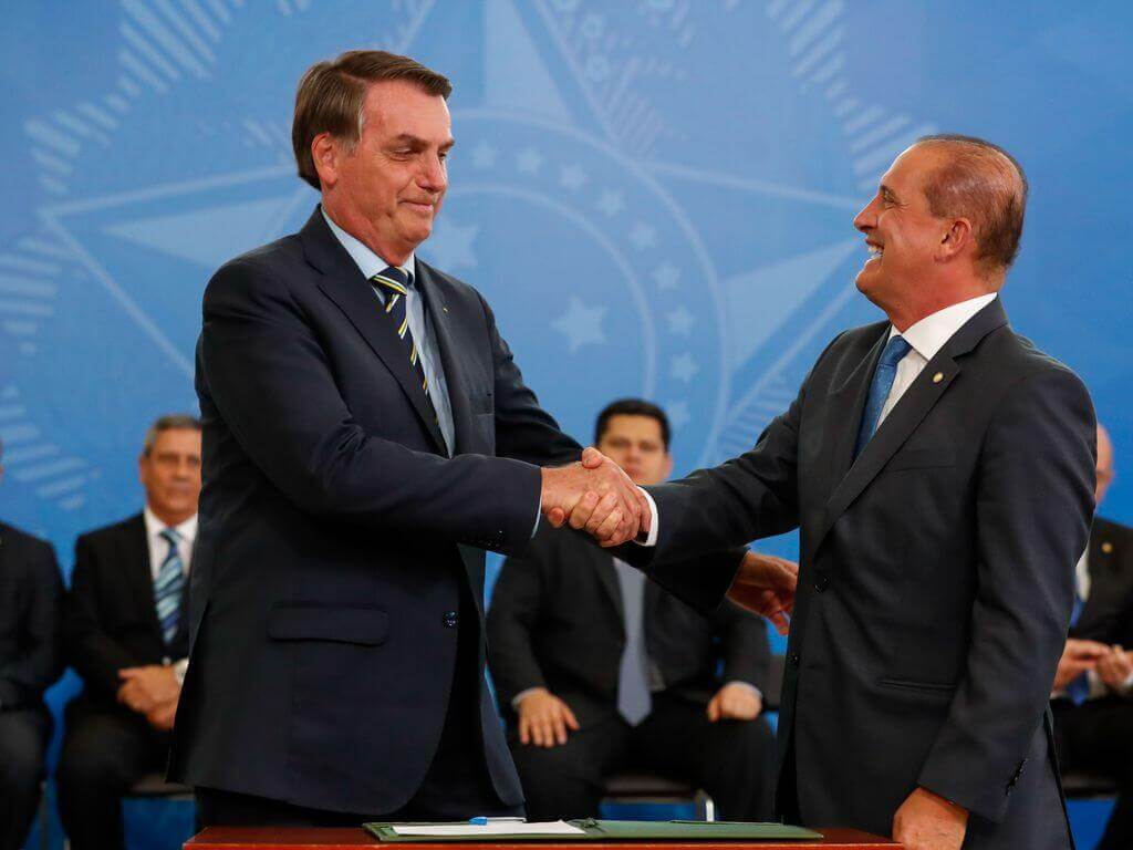 Bolsonaro e Onyx Lorenzoni se cumprimentam em posse no Ministério da Cidadania.