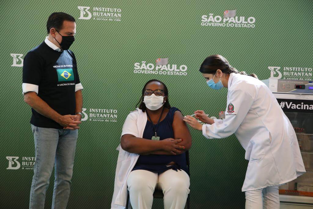 No dia 17 de janeiro de 2021, o estado de São Paulo iniciou a vacinação contra a covid-19. Na imagem, a enfermaria Monica Calazans do Instituto Emílio Ribas, primeira pessoa a receber a dose no Brasil. 