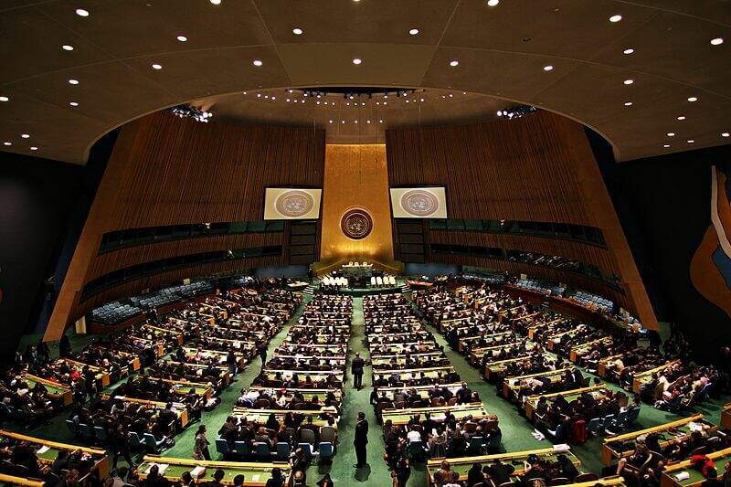 Na imagem, a sala onde é realizada a Assemblea geral da ONU. Conteúdo sobre as principais violações de direitos humanos da história
