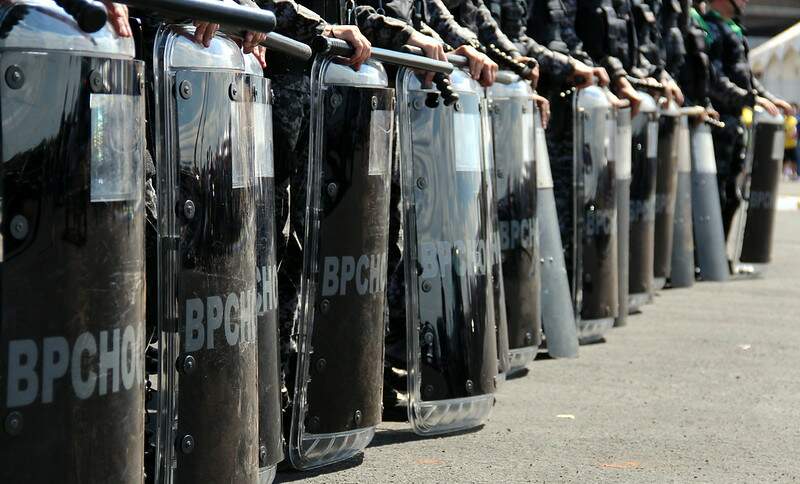 Imagem de uma barreira policial. Conteúdo sobre as principais violações de direitos humanos da história.