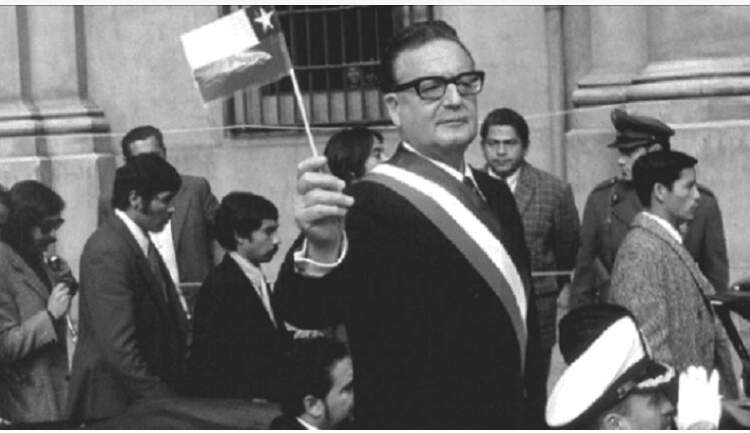 Na imagem, Salvador Allende segurando a bandeira do Chile. Conteúdo sobre a crise econômica do Chile.