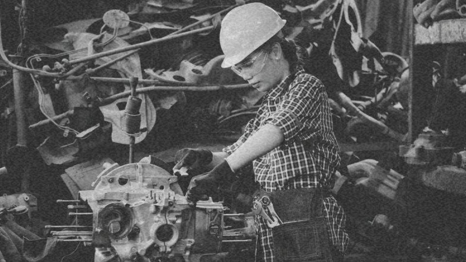 Imagem de uma mulher trabalhando em uma fábrica representando as mulheres e o mercado de trabalho