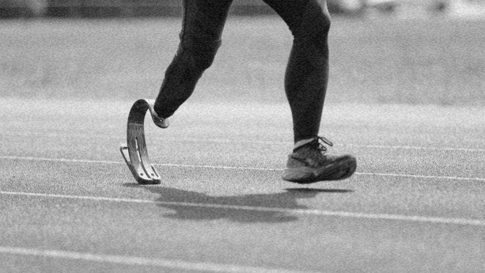 Imagem de uma pessoa com deficiência física correndo representando o capacitismo e os desafios das pessoas com deficiência