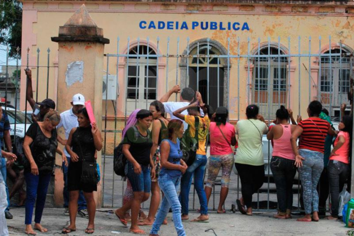 Familiares em frente a Cadeia Pública Desembargador Raimundo Vidal Pessoa (AM). Foto: Márcio Melo