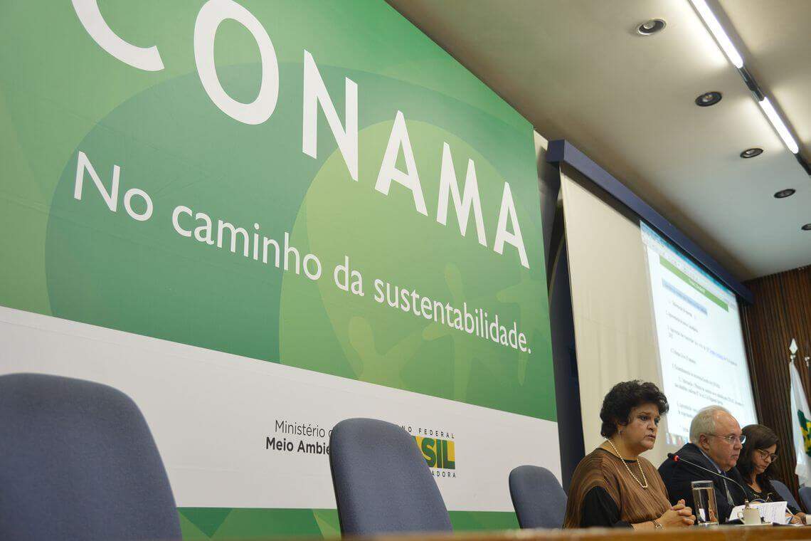 A ministra do Meio Ambiente, Izabella Teixeira, preside a 120ª reunião ordinária do Conselho Nacional do Meio Ambiente (Conama), no Ibama (Marcello Casal Jr/Agência Brasil)