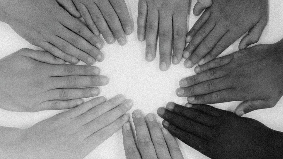 Imagens de mãos de pessoas de diferentes etnias representando os direitos étnico-raciais
