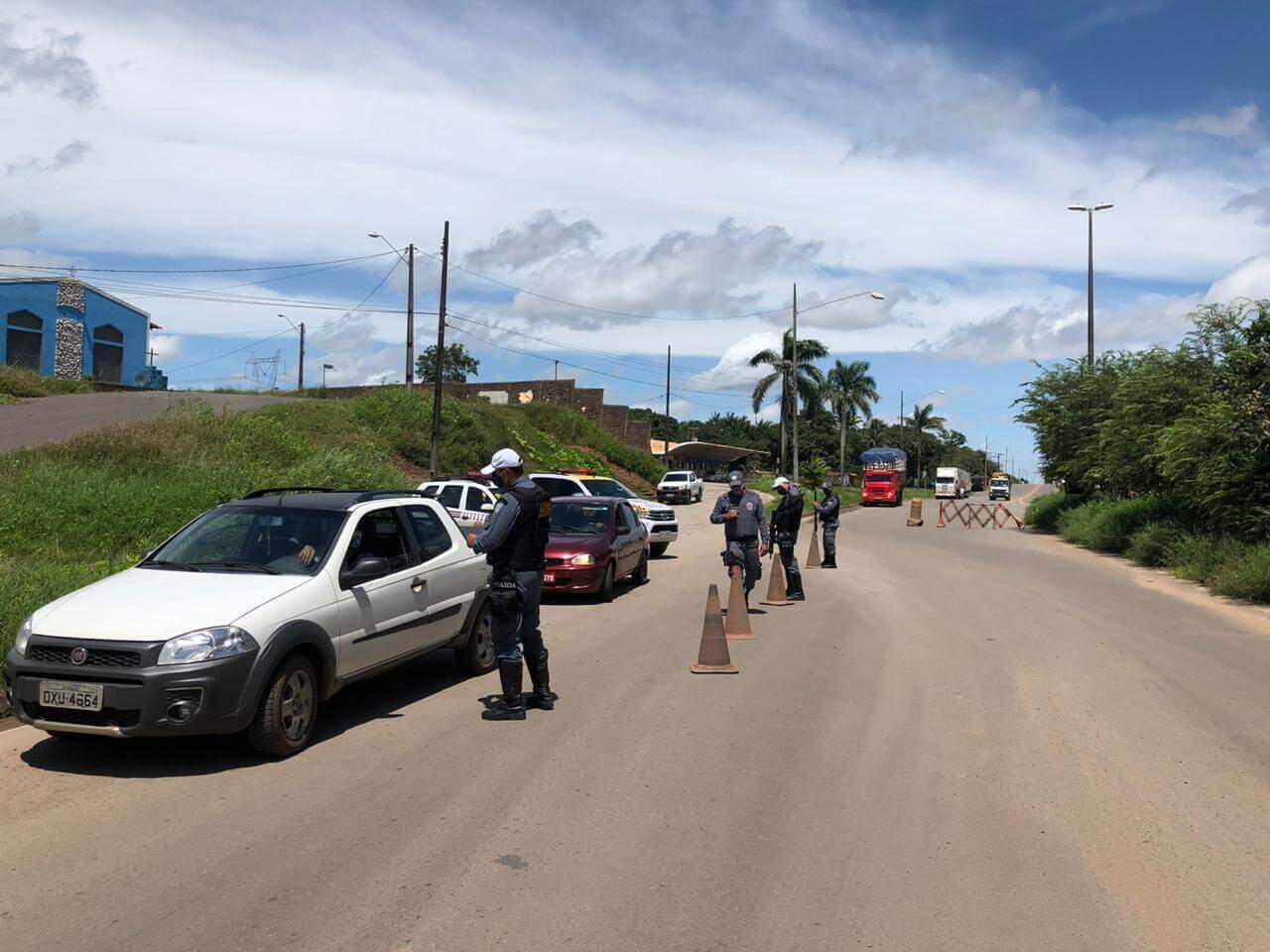 Na imagem, policiais militares fiscalizam carros em rua do Maranhão. Conteúdo sobre Lockdown no Maranhão.