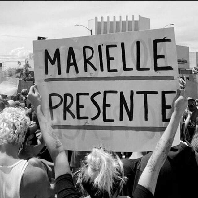 Faixa "Marielle Presente" durante manifestação. Conteúdo Marielle Franco.