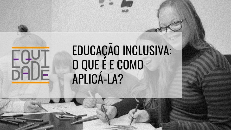 Imagem de capa com o logo do Equidade sob o título "Educação Inclusiva: o que é e como aplicá-la?" com crianças com deficiência sentados estudando ao fundo