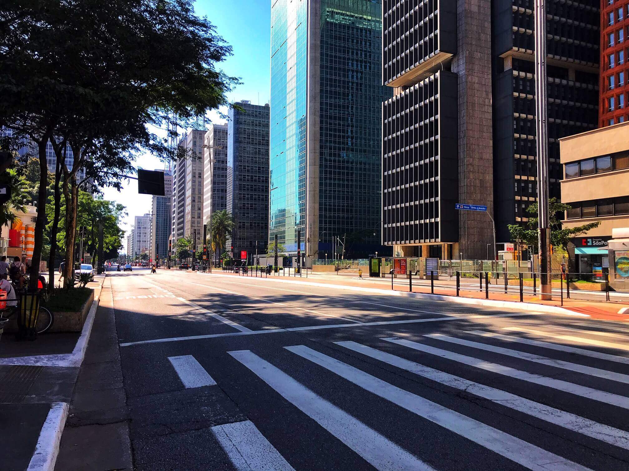 Na imagem, avenida paulista sem movimento devido a quarentena. Conteúdo sobre "renda básica emergencial"
