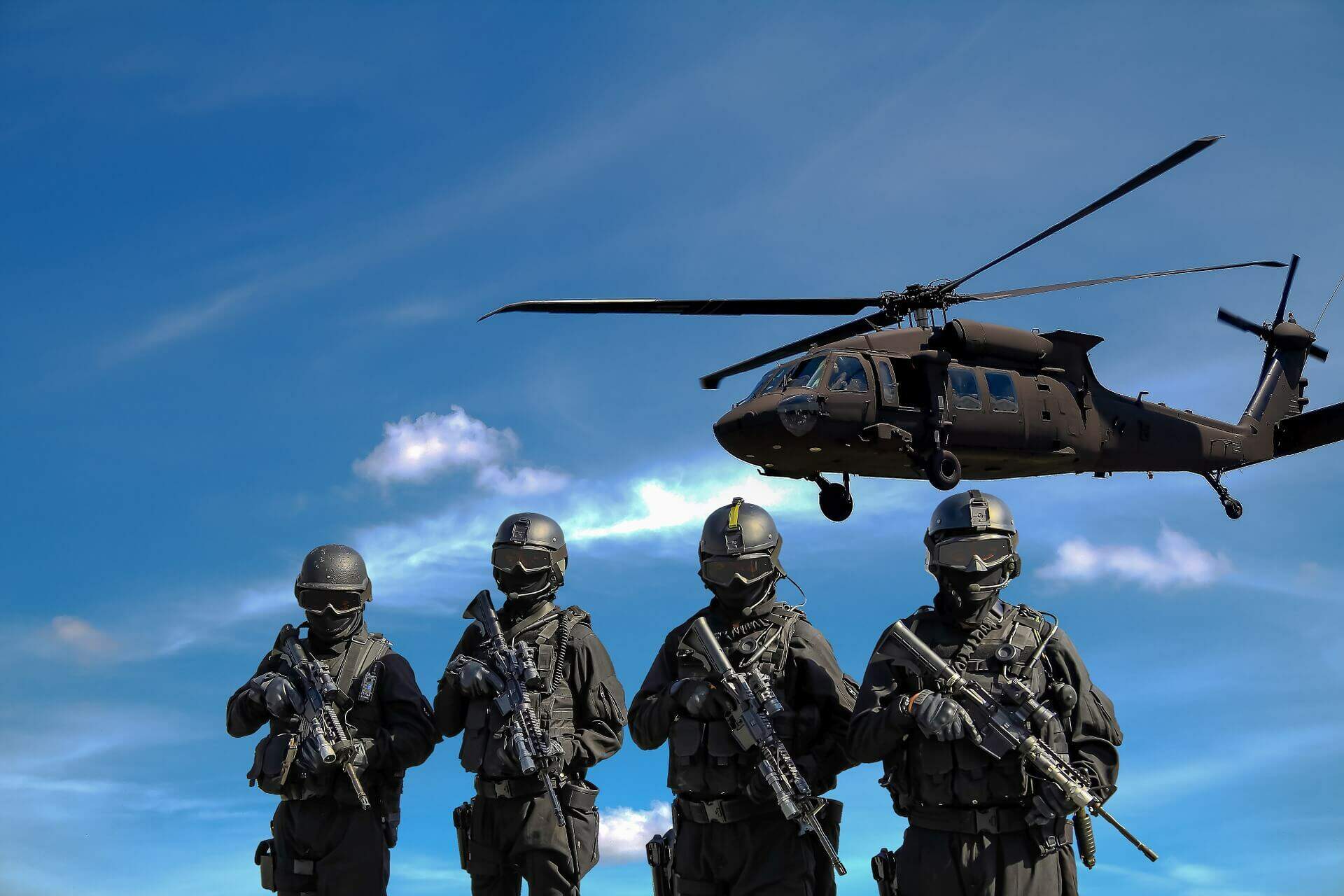 Imagem ilustrativa sobre o tema de intervenção militar internacional. Militares acompanhados de um helicoptero militar (Fonte: Pixabay)