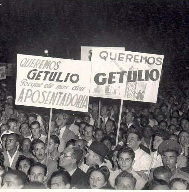 Manifestação de queremistas, apoiadores de Getúlio Vargas, em 1945. Foto: CPDOC.