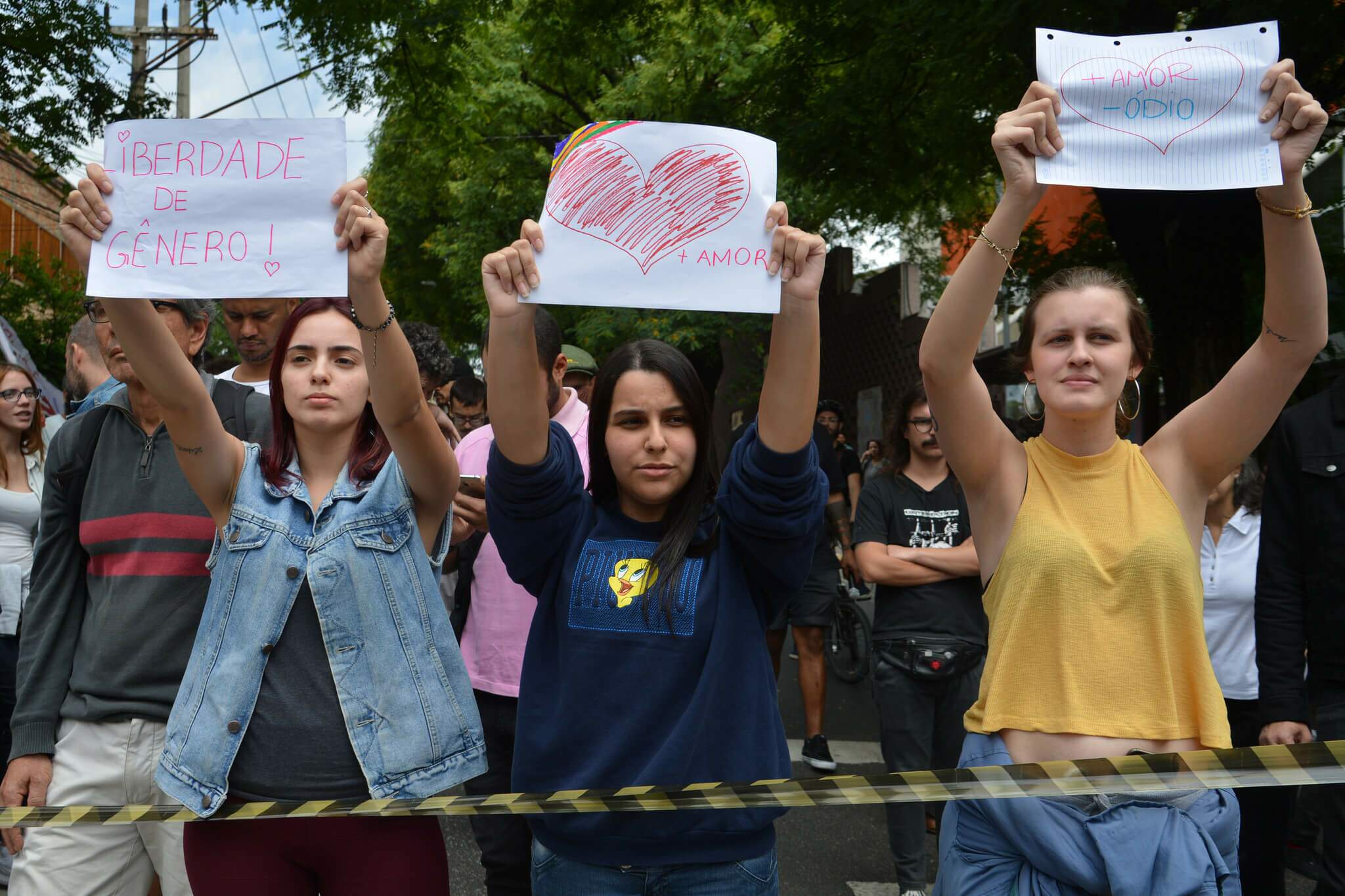 Manifestantes protestam contra e a favor da participação da filósofa Judith Butler (Foto: Rovena Rosa | Agência Brasil).