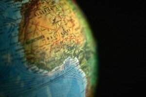 Imagem de um globo terrestre focado na África Ocidental. Foto: Visual Hunt
