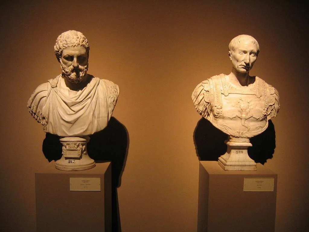 Bustos de Julio César e Maximino, imperadores romanos. 