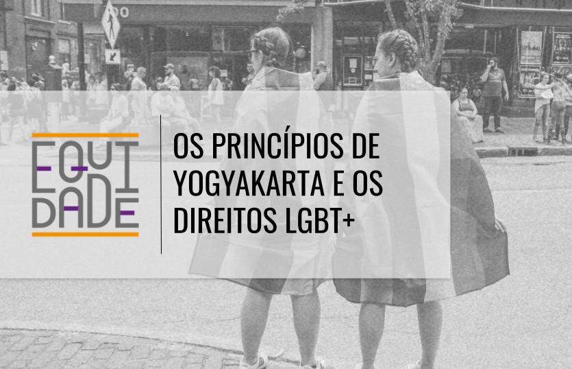 Imagem com a logo do projeto Equidade sob o título "Os Princípios de Yogyakarta e os direitos LGBT+", com dois homens de costas enrolados em bandeiras LGBTQIAP+ ao fundo
