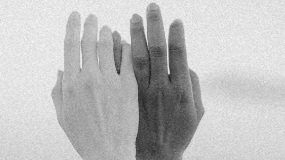Imagem de mãos de uma pessoa branca e uma pessoa negra representando os desafios da equidade racial