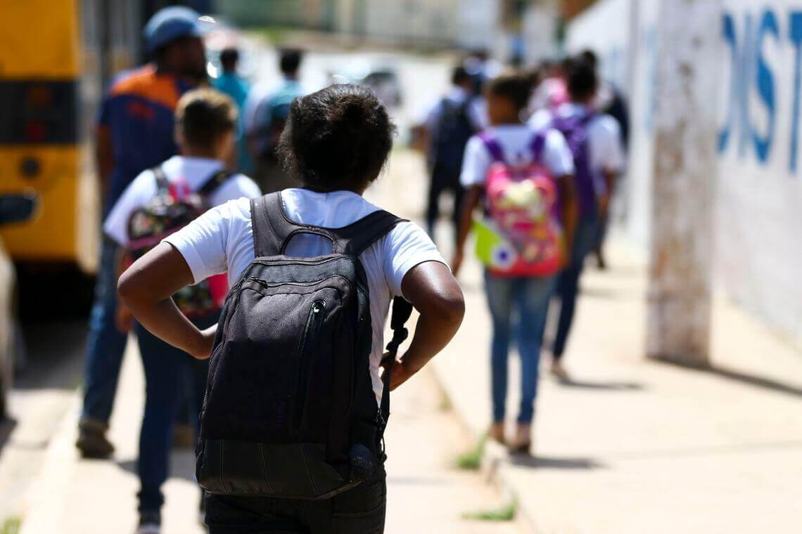 Na imagem, adolescentes a caminho da escola em referência ao exame do PISA realizado com alunos acima de 15 anos em diversos países do mundo. 