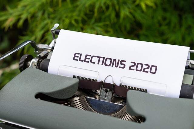 Imagem ilustrativa de uma impressora com uma folha impressa escrito "Elections 2020"