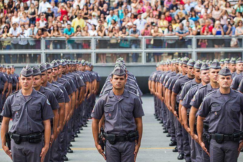 Segurança pública brasileira: policiais militares de SP durante formatura