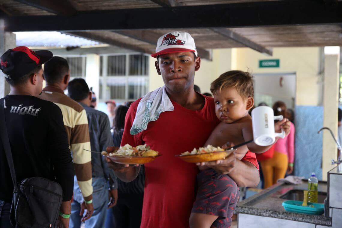 Refugiados da Venezuela desembarcam em Cuiabá (Foto: Antônio Cruz | Agência Brasil).