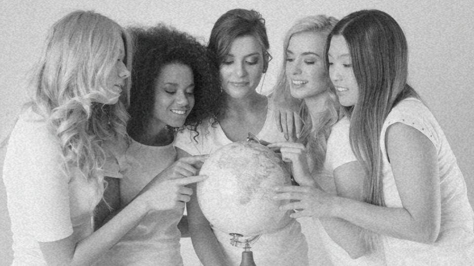 Mulheres segurando o globo terrestre representando o sistema ONU e as questões de gênero