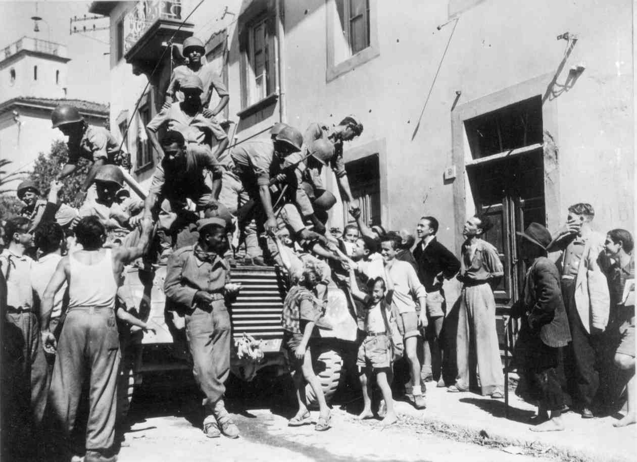 Soldados da Força Expedicionária Brasileira (FEB) sendo saudados por moradores de Massarosa, na Itália, no final de setembro de 1944 (Foto: Durval Jr. | WikiMedia)