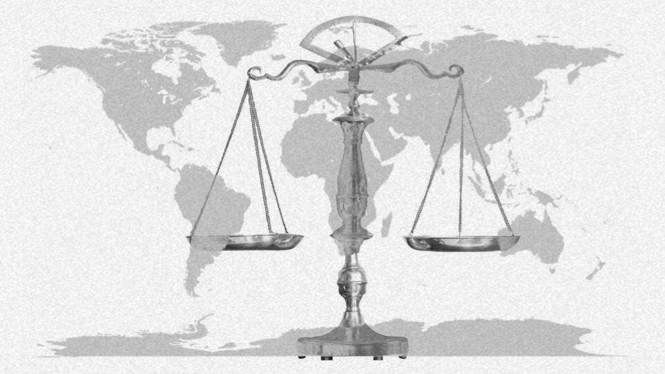 Imagem mostrando o mundo e a balança da justiça, representando os tratados internacionais de direitos humanos