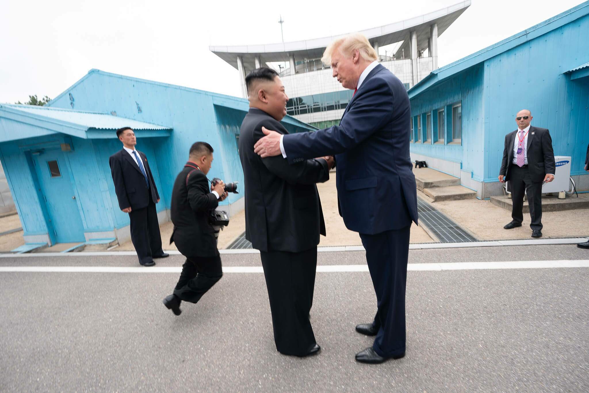 Os presidentes de Estados Unidos e Coreia do Norte se cumprimentando (Imagem: Fotos Públicas)