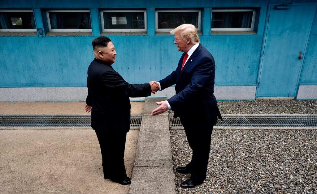 O presidente Donald Trump e o líder norte-coreano Kim-Jon-Un em aperto de mão na zona desmilitarizada entre as Coreias (Imagem: Fotos Públicas)