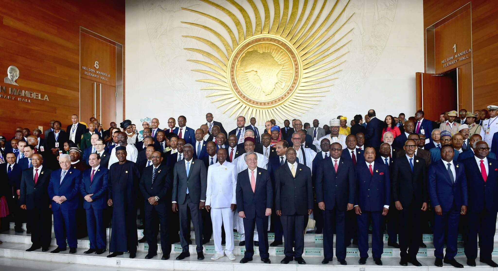 Na imagem, chefes de estado e de governo posam de pé em frente ao simbolo da União Africana