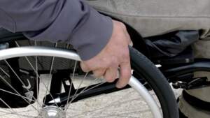 Mãos na roda de uma cadeira de rodas | Liberdade de locomoção – Artigo Quinto