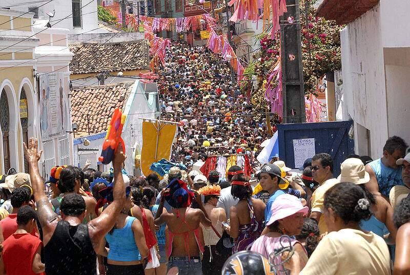 Na imagem, um bloco de carnaval de rua em Olinda. Conteúdo sobre carnaval e política