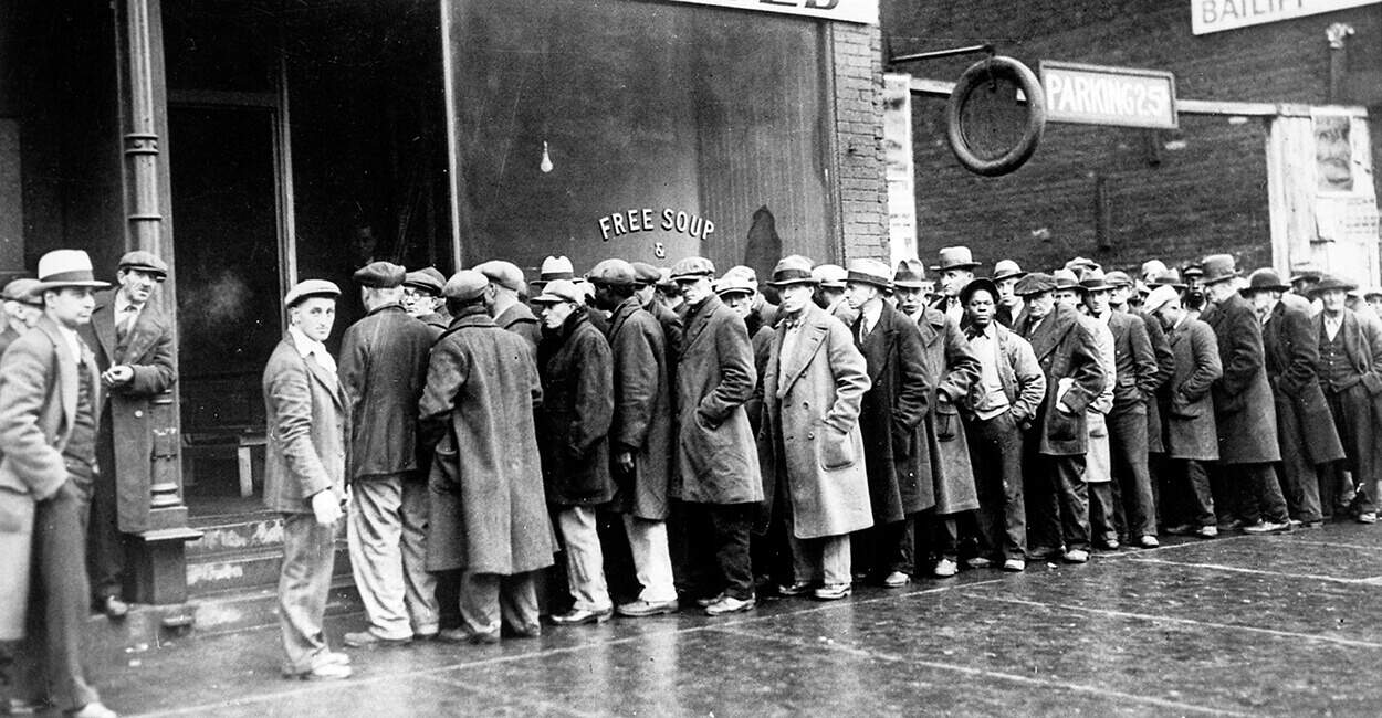 Crise de 1929 - Desempregados na fila para conseguir emprego.
