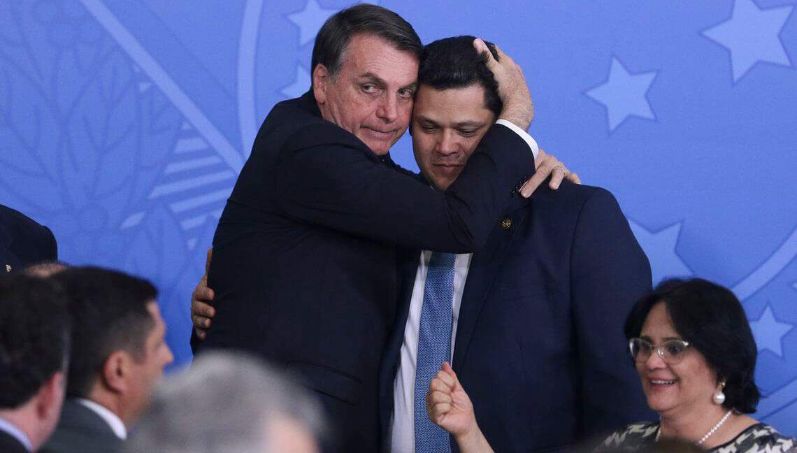 o Presidente da República Jair Bolsonaro e o Presidente do Senado Davi Alcolumbre se abraçam. Conteúdo sobre a relação bolsonaro e o congresso em 2019